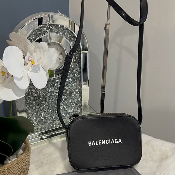 BALENCIAGA
XS Everyday Camera Bag - Picture 2 of 8